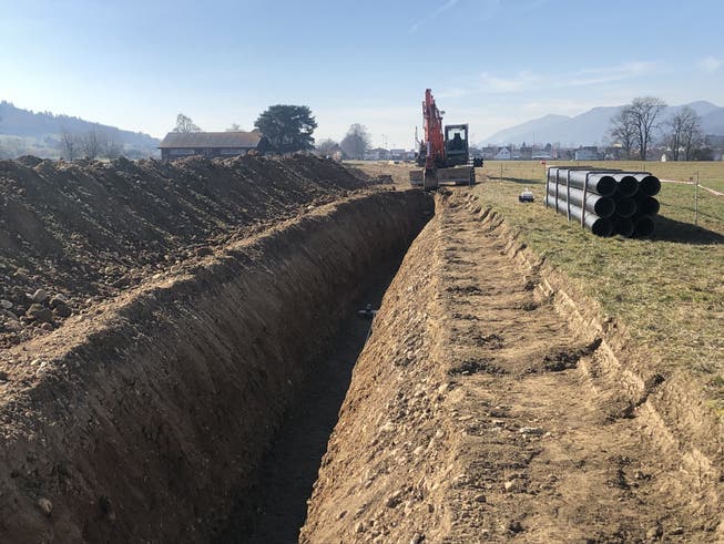 Blick Richtung Wangen: Graben beim verschwunden Gheidweg dient der Verlegung von Kanalisation und Elektroleitungen zu den Pumpwerken.