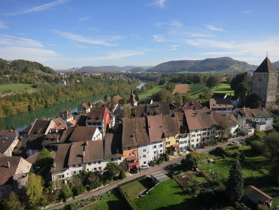 Neben Rümikon am Rhein liegt das Städtchen Kaiserstuhl (435 Einwohner). Mit den beiden Fernsehgrössen Dietmar Schönherr und Dieter Moor hatte Kaiserstuhl einst zwei prominente Einwohner.