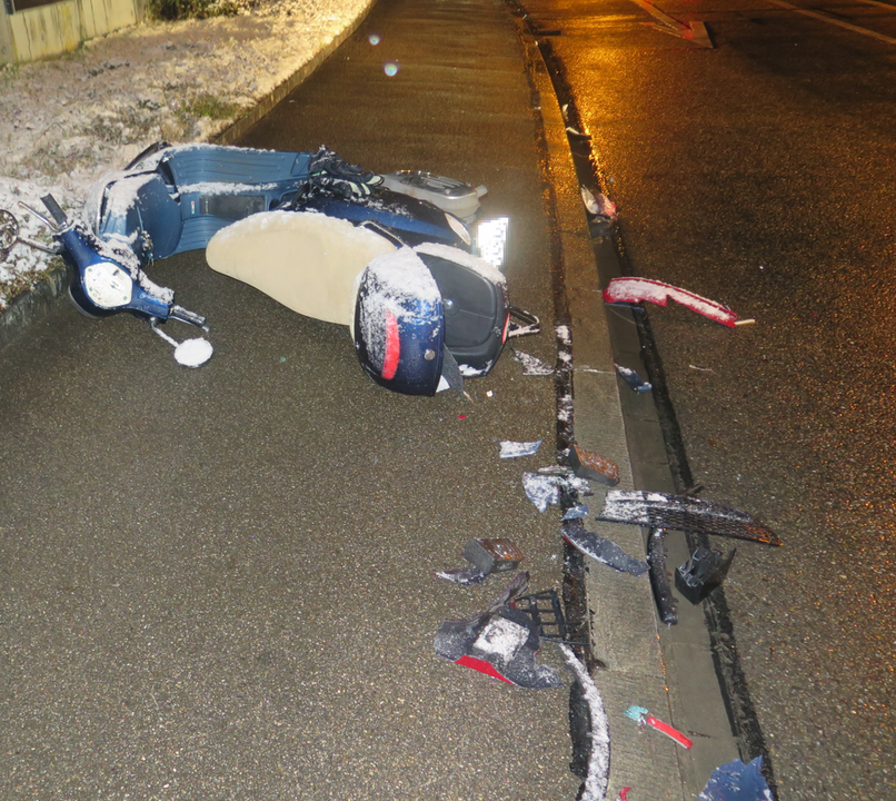 Therwil BL, 9. Januar: Eine Autofahrerin übersah beim Abbiegen eine Rollerfahrerin und fuhr sie um. Die 18-Jährige musste verletzt ins Spital gebracht werden.