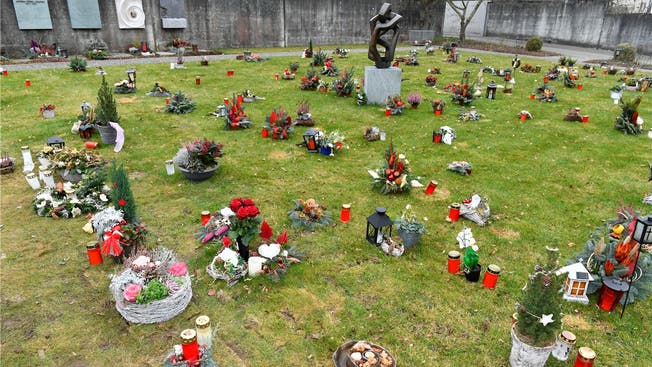Ein solches Bild trifft man heute auf dem Friedhof kaum noch an: Denn Grabschmuck ist auf der Wiese verboten.