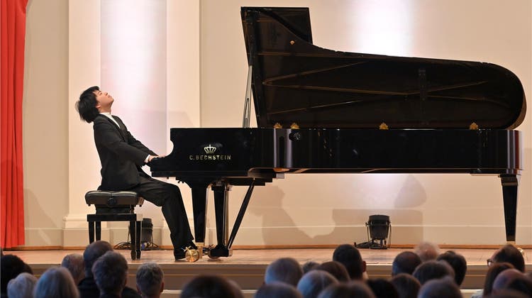 Mit überkreuzten Händen gespielt: 27-jähriger Starpianist entzückt mit Kunststücken das Publikum