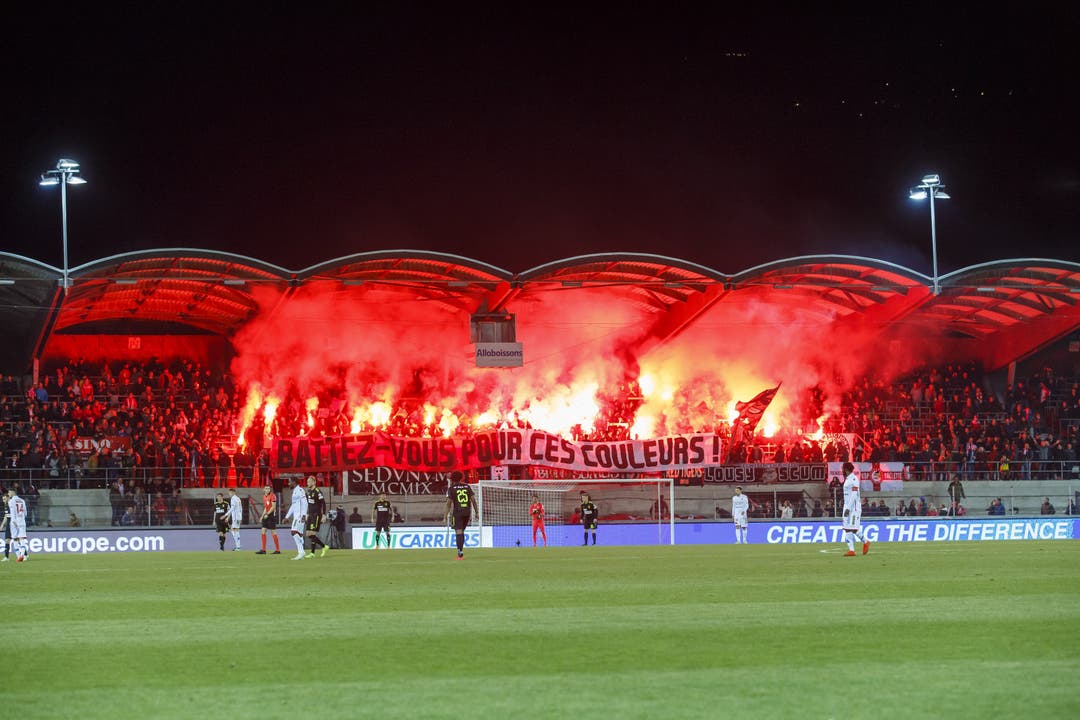 Sion-Fans zünden beim Heimspiel im Stadion Turbillon Petarden an während des Spiels gegen GC.