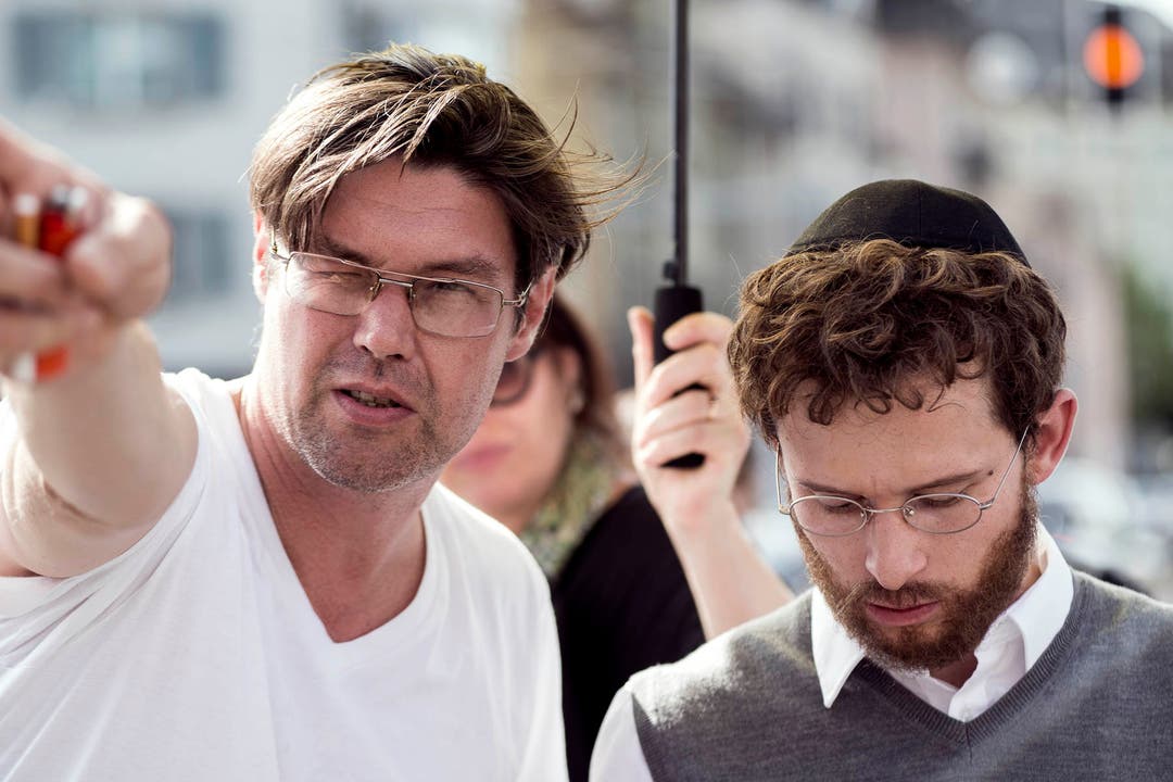 Regisseur Michael Steiner (links) mit Joel Basman (rechts) als Motti Wolkenbruch am Set des Films «Wolkenbruch» in Zürich