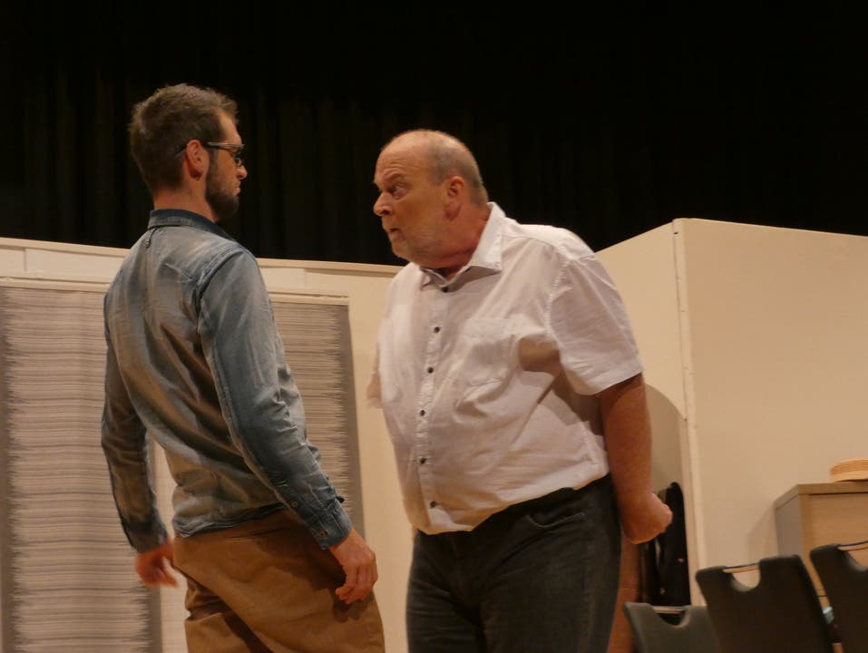 Theater auf dem Bözberg Hans Meier (Didi Gygli) streitet mit Sohn Daniel (Marius Schneider)
