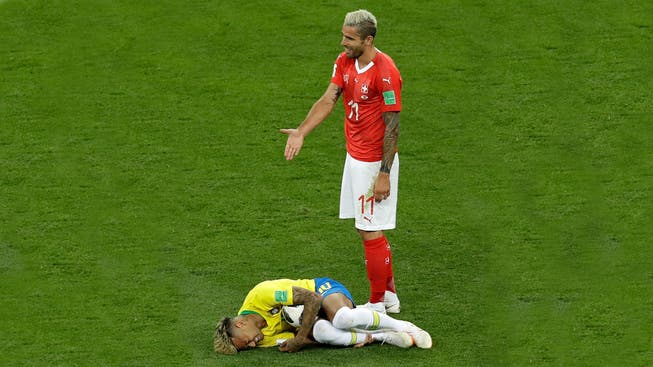 «Was soll das denn?», scheint sich Behrami zu fragen. Neymar verzieht das Gesicht.