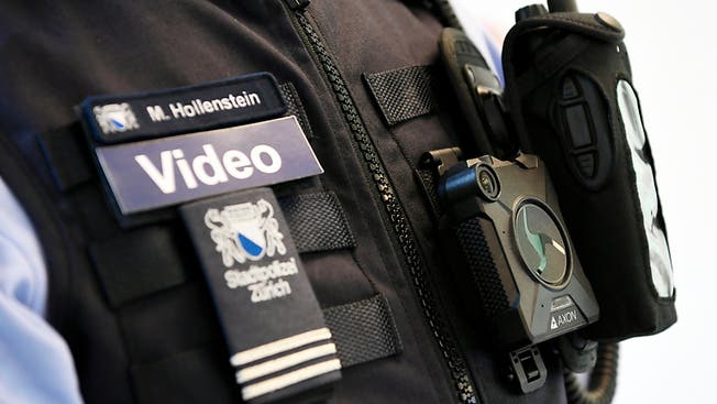 Nur schon die Ankündigung, dass die Kamera eingestellt wird, wirkt beruhigend: Die Stadtpolizei Zürich will die Bodycams deshalb definitiv einführen. (Archiv)