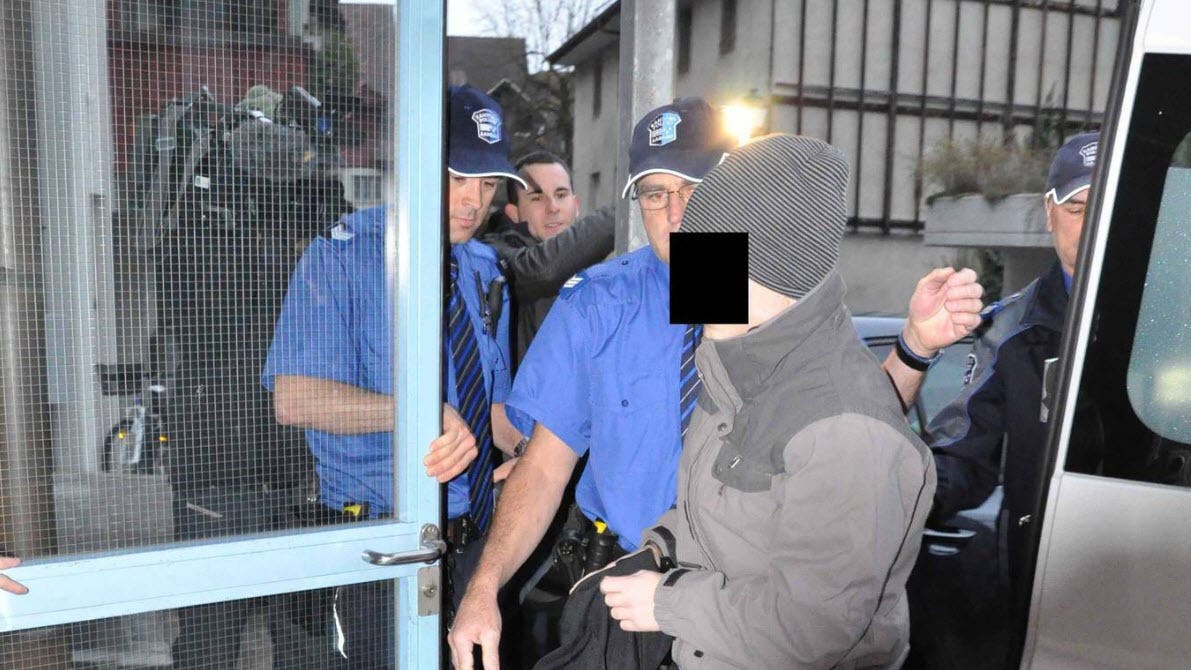 Der Prostituiertenmörder Tobi B. auf dem Weg ins Bezirksgericht Aarau: Das Archivbild stammt von 2011, als das Jugendgericht ihn zu 4 Jahren Freiheitsstrafe verurteilte.