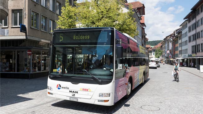 Noch dürfen Busse der Linie 5 durch die Weite Gasse fahren. Künftig soll sie Velofahrern und Fussgängern gehören.