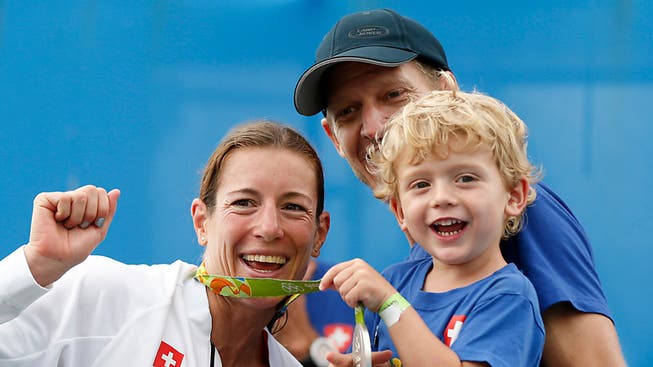 Familienglück perfekt: Nicola Spirig im Sommer 2016 in Rio mit ihrem Sohn Yannis und ihrem Ehemann Reto Hug
