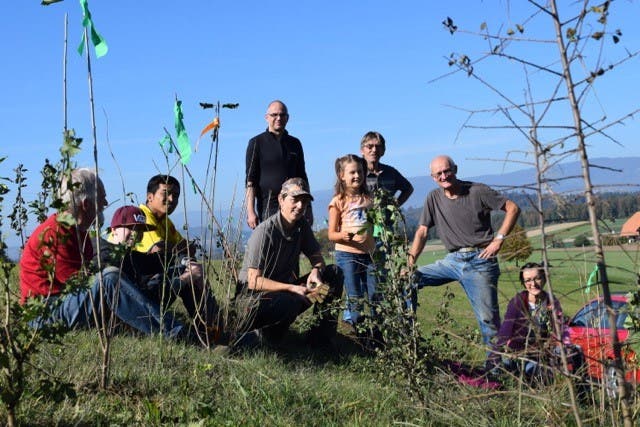 100 Sträucher gepflanzt am Aktionstag der «Biezwiesel»