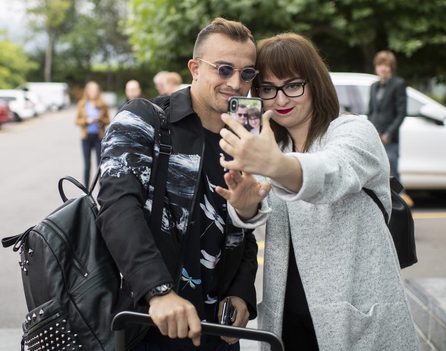 Xherdan Shaqiri hat Zeit für ein Selfie mit einem weiblichen Fan.