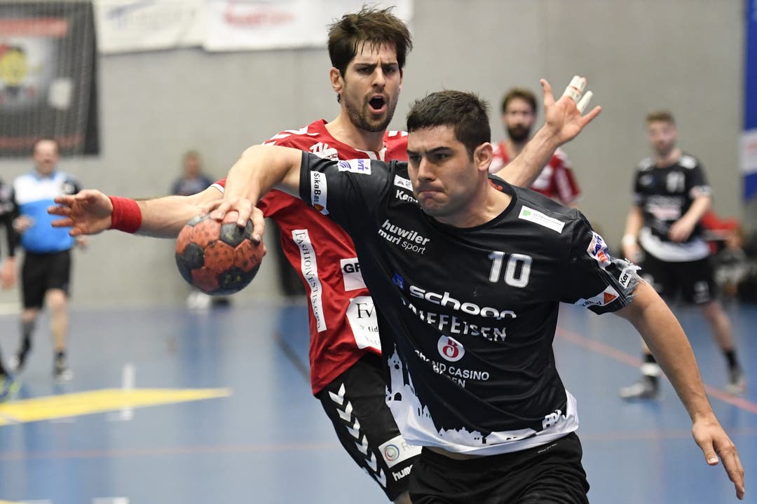Handball, NLB: TV Endingen - STV Baden Josef Zuber (vorne, Baden) enteilt Christian Riechsteiner (hinten, TVE).