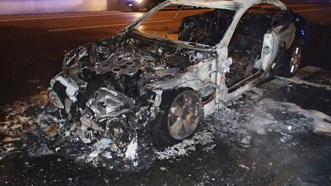 Eine der drei Kugeln verursachte einen Kurzschluss im Mercedes, das Auto brannte völlig aus.