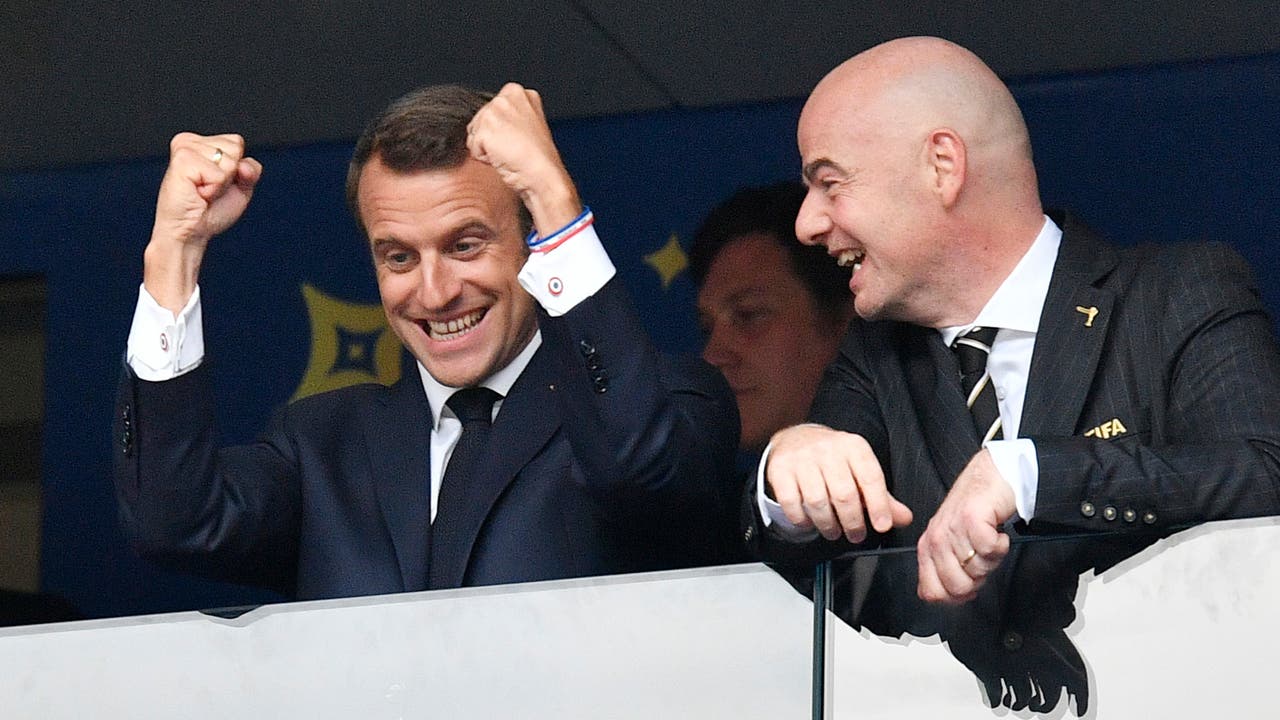 Frankreichs Präsident Emmanuel Macron hat allen Grund zu lachen: Seine Mannschaft geht 1:0 in Führung.