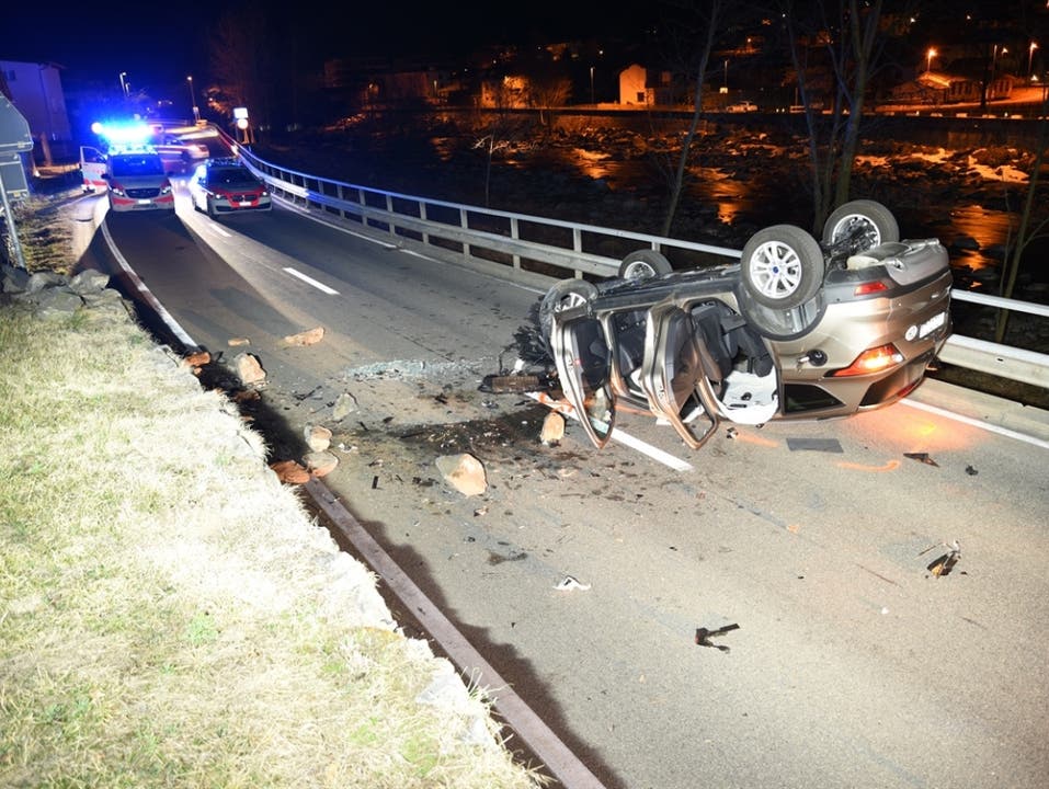 Roveredo im Misox GR, 23. Februar: Bei einem Selbstunfall mit Überschlag sind zwei Insassen eines Autos verletzt worden. Dem Fahrer (27) wurde nach einer positiv ausgefallenen Atemalkoholprobe der Führerschein abgenommen.