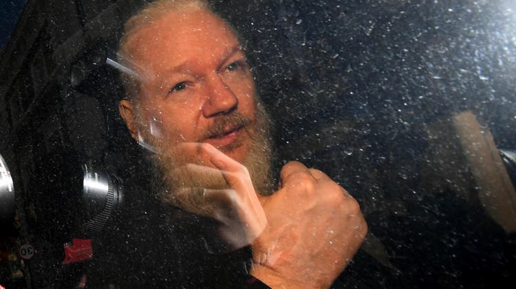 Gericht spricht Assange schuldig, USA beantragen Auslieferung – was wir wissen und was nicht