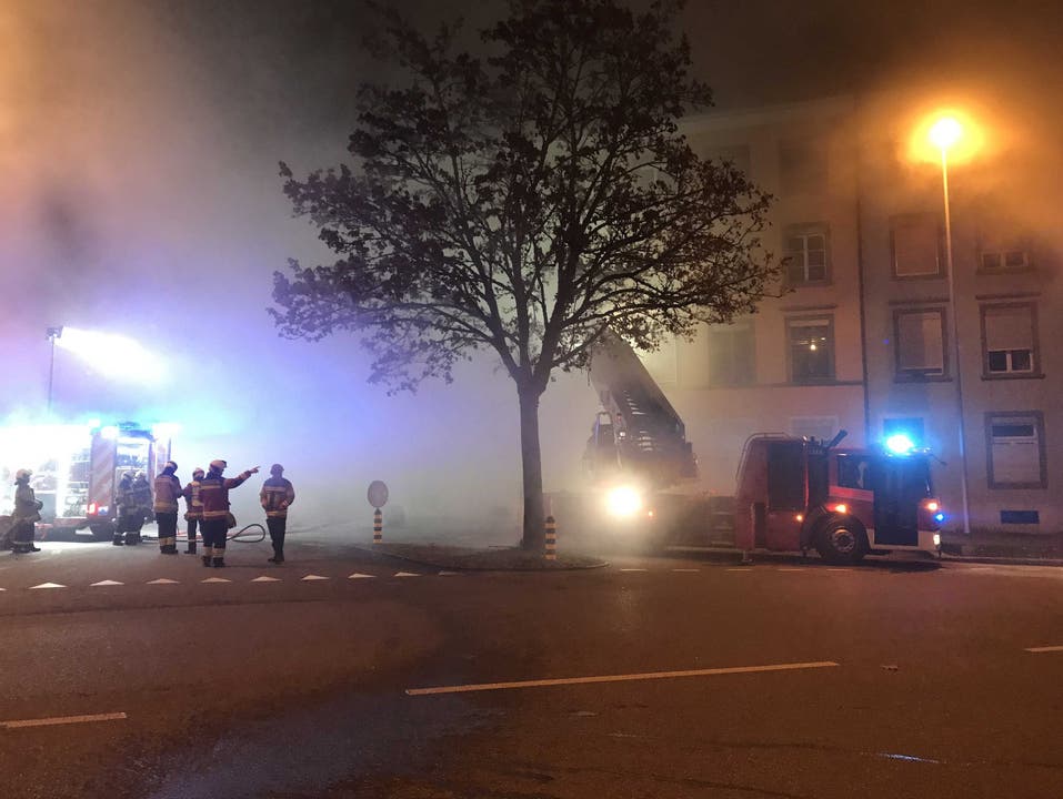  Es war nachts um 2.10 Uhr, am 26.November 2018, als ein Bewohner des Mehrfamilienhauses an der Wengistrasse 40 Rauch im Treppenhaus entdeckte. Er handelte rasch und löste Alarm aus.