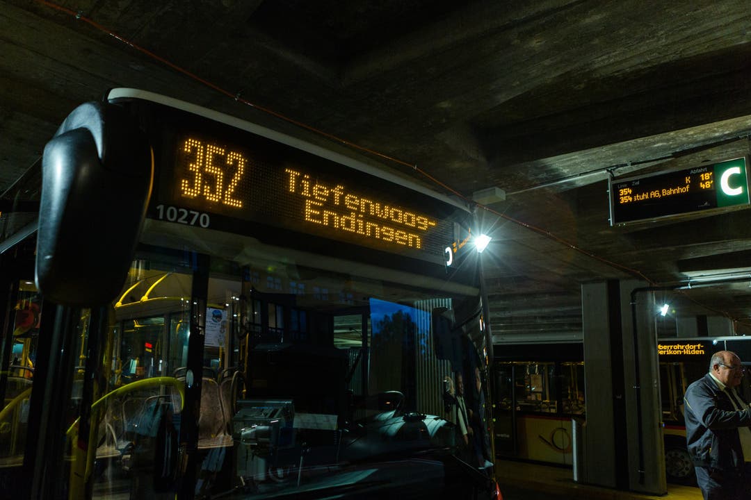 Erste Busfahrt durch den neuen Bustunnel unterhalb des Cordulaplatzes in Baden.