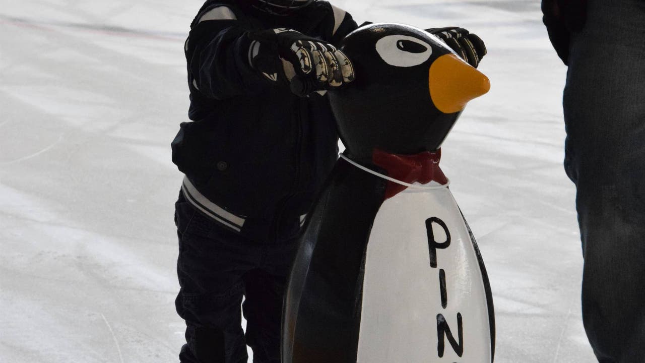 Der vierjährige Janis mit seinem Pingu Cornelia Schlatter