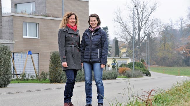 Marion Fischer (links) und Barbara Herzog-Lipp – hier auf der Quellmattstrasse – sind die treibenden Kräfte für Tempo 30.