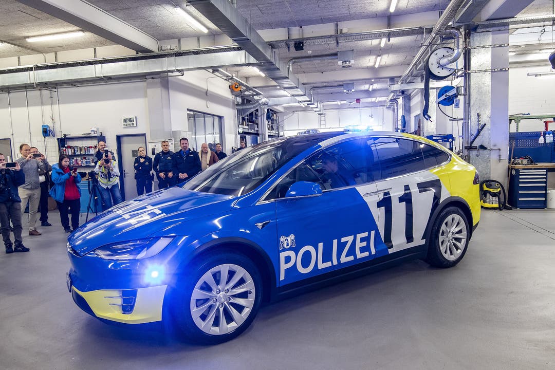 Die Kantonspolizei Basel-Stadt präsentiert ihr erstes Tesla-Elktroauto.