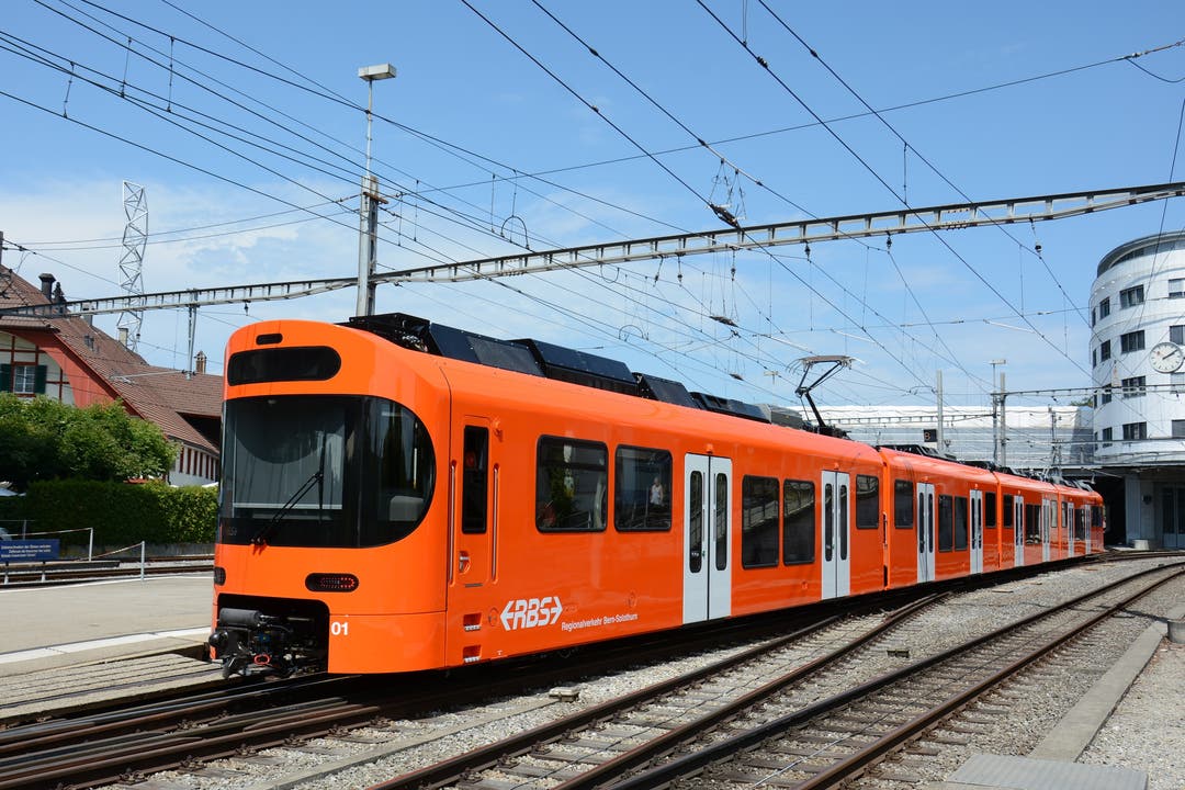 «Worbla» läuft nach dem Abladen in den Bahnhof Worblaufen ein. Insgesamt 14 neue Züge hat der RBS bei Stadler in Bussnang bestellt.