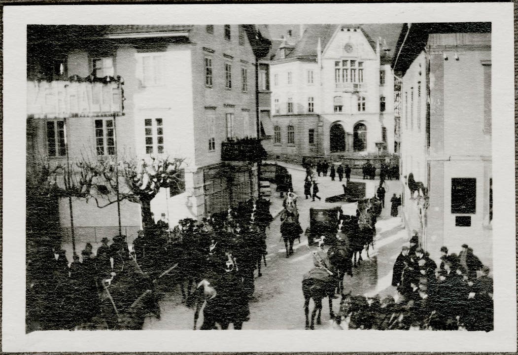 Die Kavallerie im Einsatz beim Grenchner Postplatz
