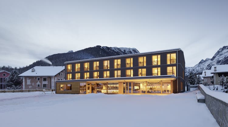 Schlafen in der Kiste - das erste Hotel aus Holz in der Schweiz