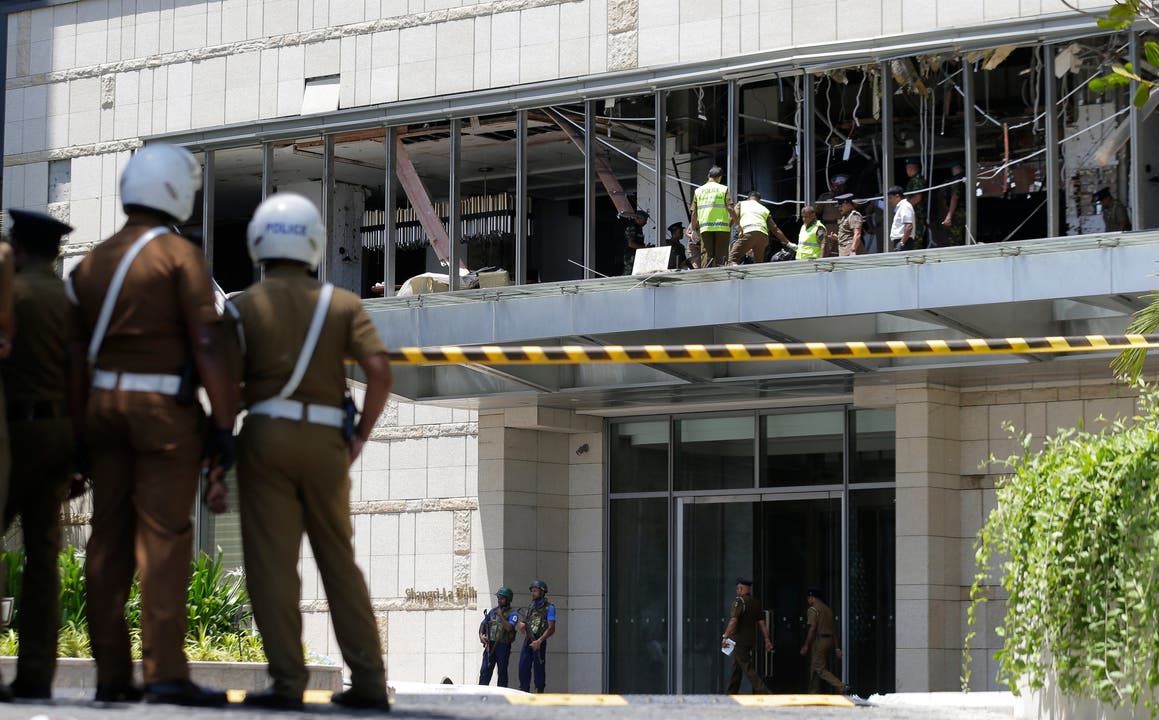 Eine Explosion ereignete sich auch im Hotel Shangri-la. Polizisten und Forensiker sichern nach dem Attentat Spuren.