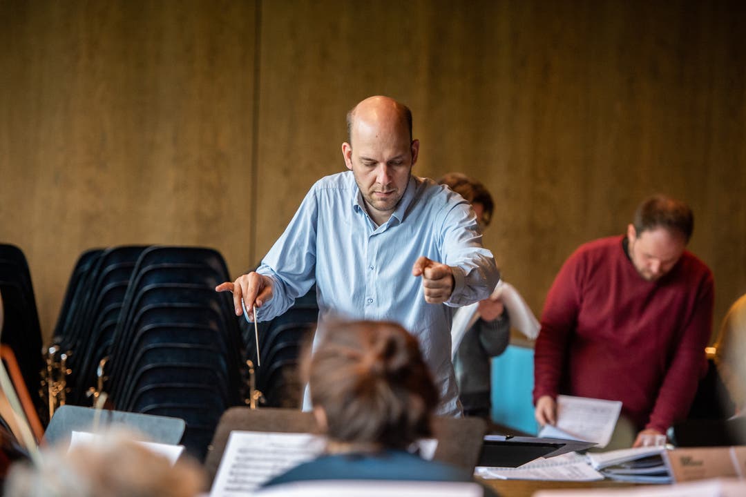 Reimar Walthert probt für die Operette «Grüezi» mit seinem 35-köpfiges Orchester.