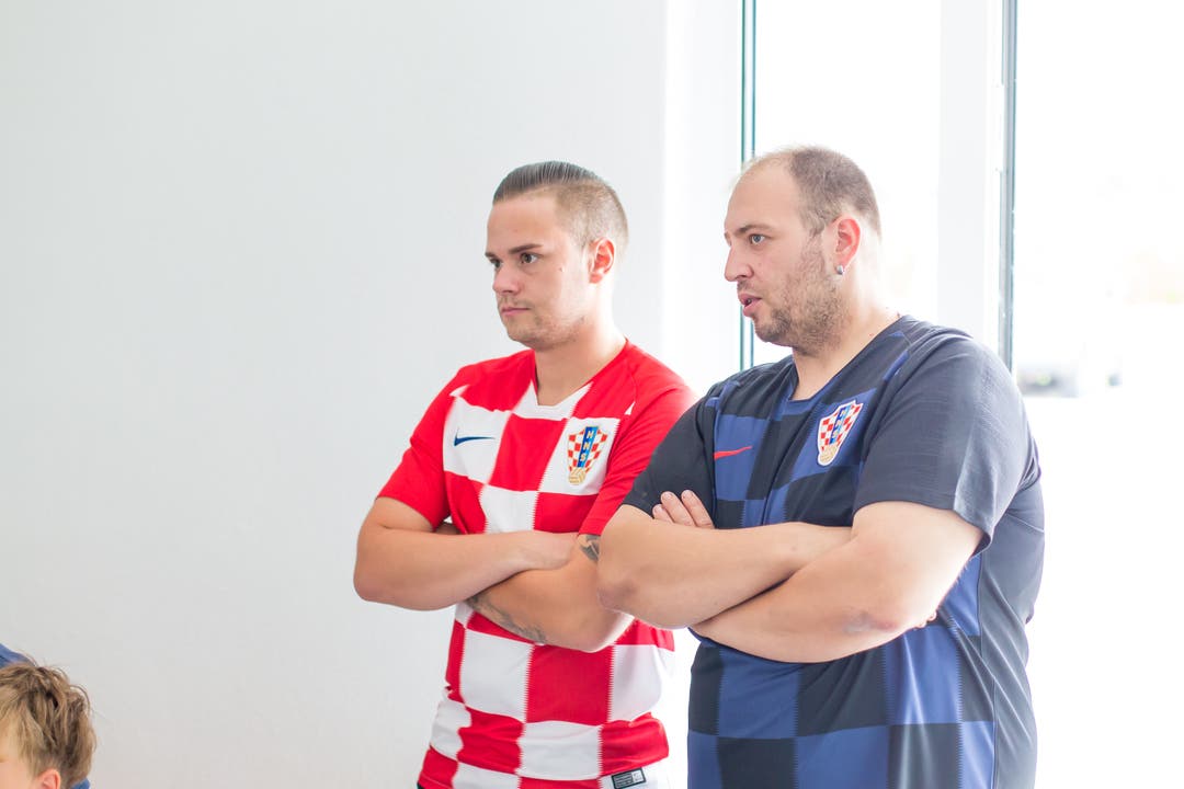 Patrick Ivanovic (links) und Goran Pavlovic verfolgen das Spiel.