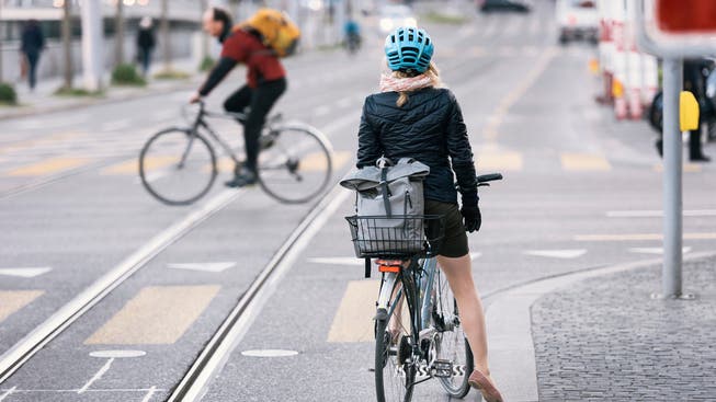 Im Stadtverkehr ist man mit dem Velo oft am schnellsten. Im Bild: eine Radfahrerin am Zürcher Limmatquai.