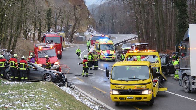 Februar 2018: Nach einem schweren Unfall auf der Staffeleggstrasse oberhalb von Küttigen rückten die Rettungskräfte mit einem Grossaufgebot aus.
