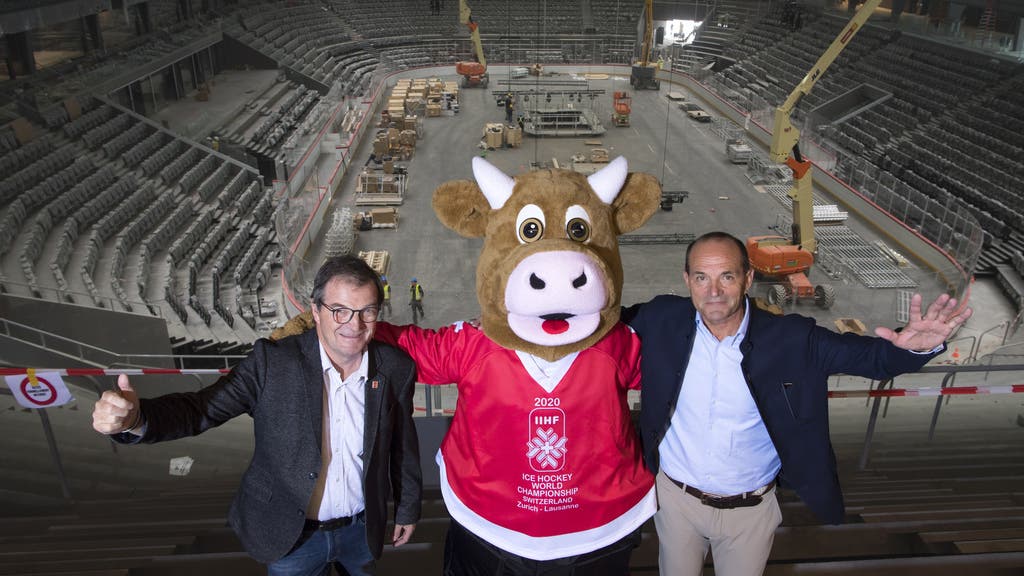 Gian Gilli (r.), General Sekretär und Jean-Marie Viaccoz, Präsident der IIHF Ice Hockey World Championship 2020, sowie Maskottchen Cooly dürfen sich auf viele Gäste freuen.