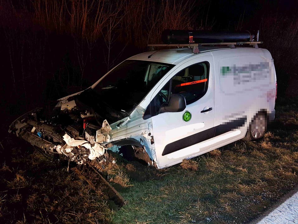 Oberentfelden AG, 19. Februar: Am Wagen entstand Totalschaden.
