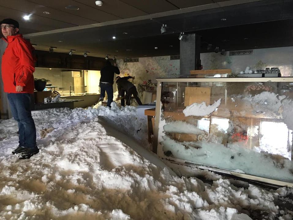 Fotos aus dem verschütteten Hotel Säntis.