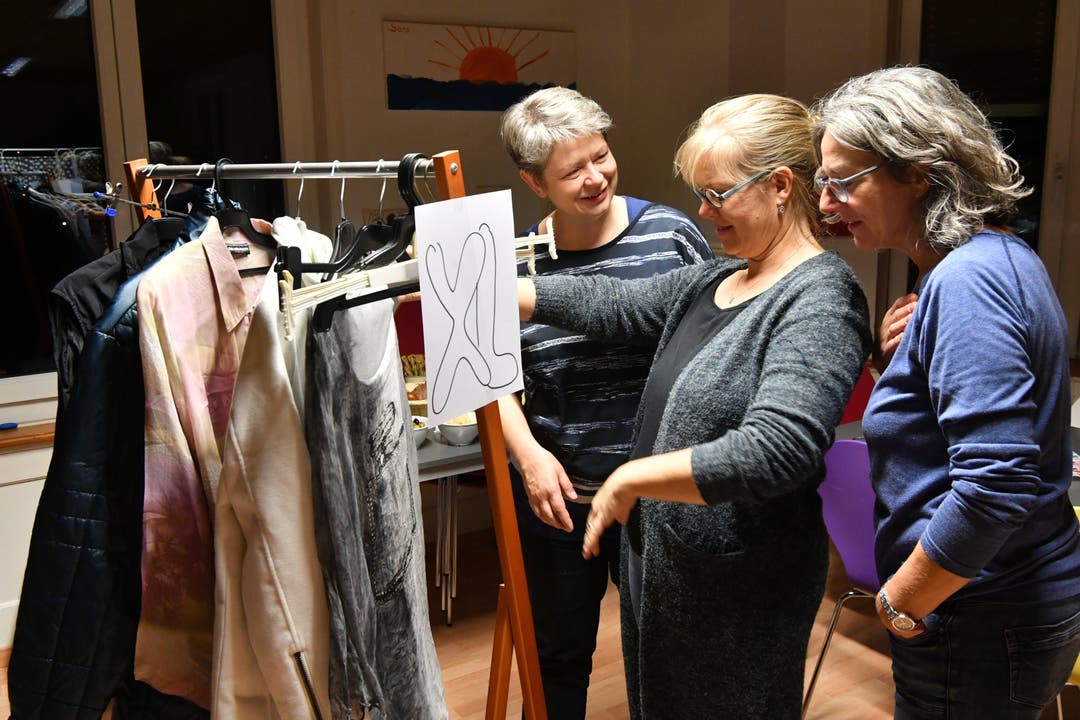 Ehrenamtlich Die Organisatorinnen Cornelia Mackuth (links) und Corinne Etter (Mitte) begutachten mit einer Besucherin die herbstlichen Kleidungsstücke.