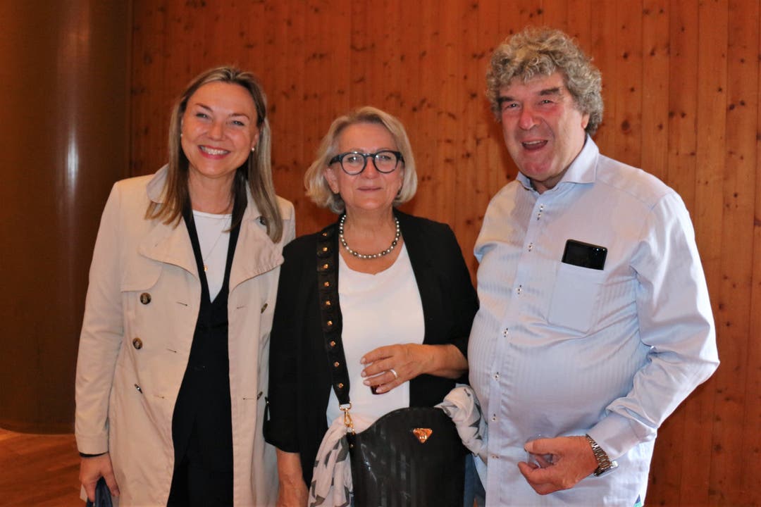 Gut gelaunte Behördenmitglieder: Janine Vannaz, Gemeinderätin aus Aesch (CVP), und Gisela Biesuz, Gemeinderätin aus Unterengstringen (SVP), mit Jürg Baumann.
