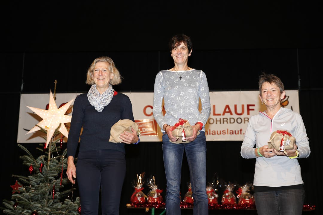 Chlauslauf Niederrohrdorf 2018 Siegerinnen Kategorie Damen 60+: 1. Monika Kaufmann, 2. Therese Voser, 3. Rita Casella, an der Siegerehrung des Chlauslaufs in Niederrohrdorf, am 1. Dezember 2018