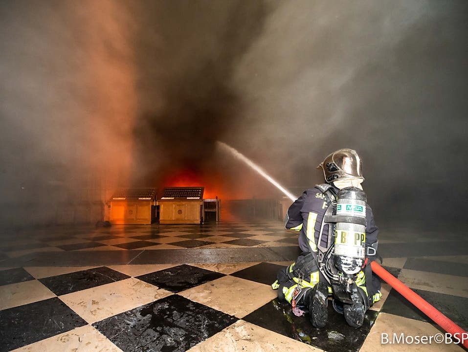 Es folgen Bilder vom Montag: Pariser Feuerwehrmann im Einsatz im Innern der brennenden Kathedrale Notre-Dame.