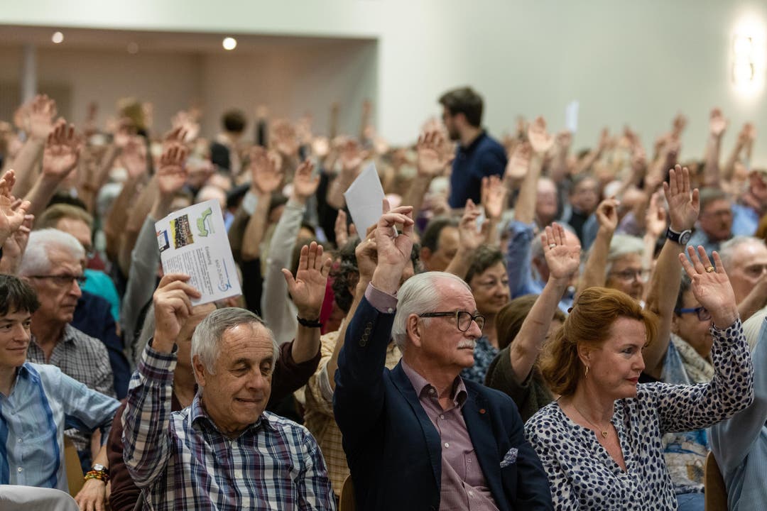 395 von 414 Anwesenden sagen Ja zu Rheintal+ – 10-Nein-Stimmen werden gezählt.