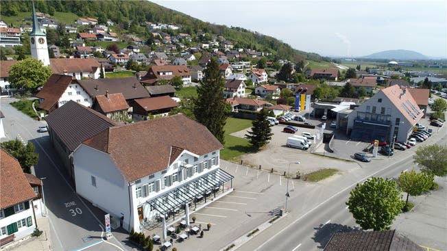 Ein Deitinger Immobilienunternehmen übernimmt den Gasthof (im Vordergrund). Das Grundstück hinter dem Gasthof gehört neu der Garage Dubach (am rechten Bildrand).