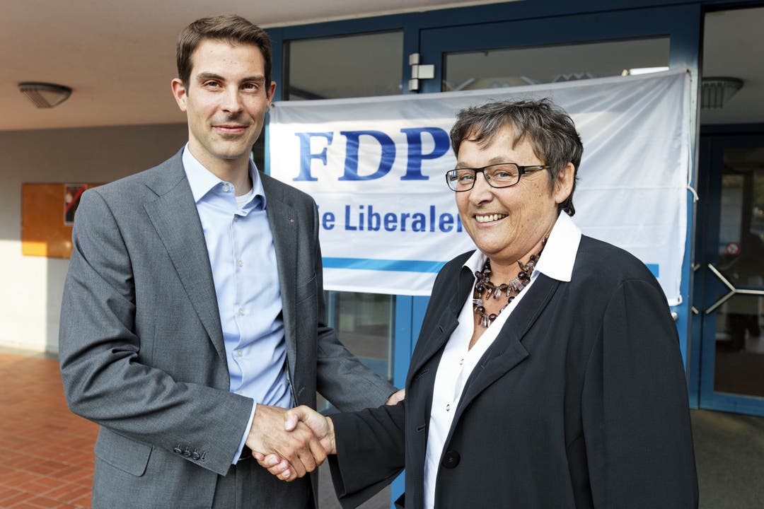Von 2010 bis 2013 präsidierte er die Aargauer FDP. Im Bild: Die abtretende Präsidentin Doris Fischer-Taeschler gratuliert dem neuen Präsidenten Thierry Burkart zur Wahl.