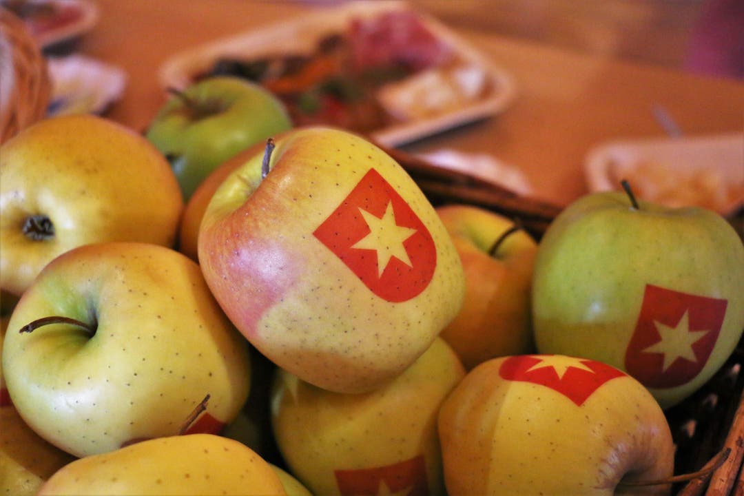 Das Gemeindewappen prangte auf den Äpfeln am Apéro.