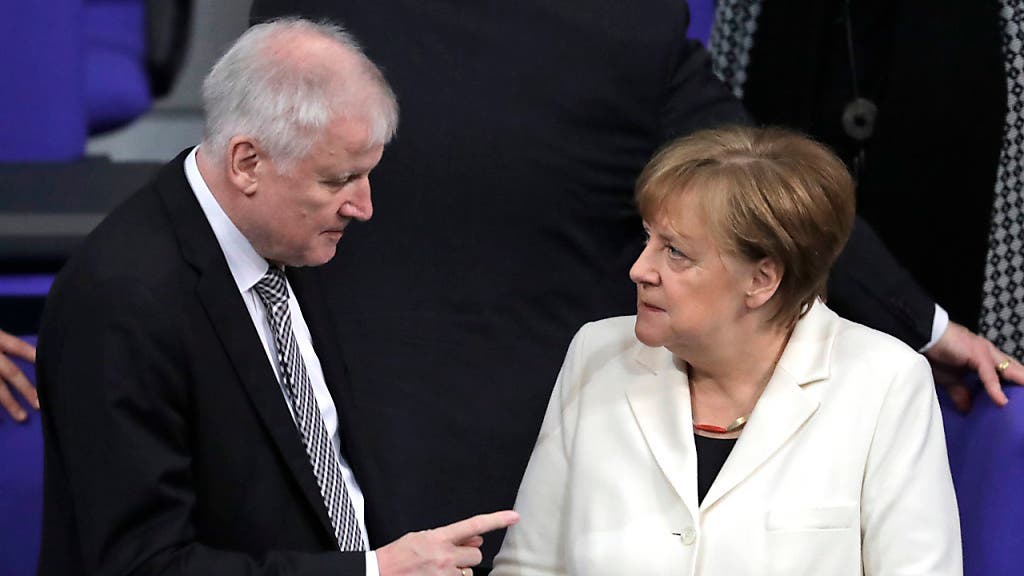 Kanzlerin Angela Merkel (CDU) und Innenminister Horst Seehofer 8CSU) sind sich in freundlicher Feindschaft verbunden.