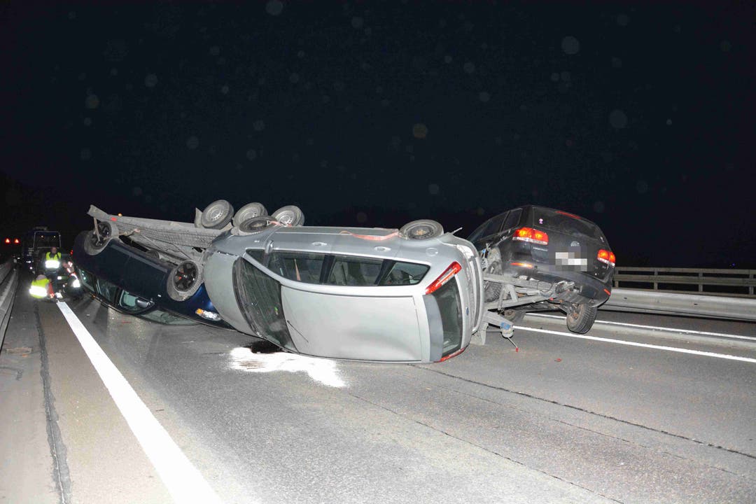 A2 bei Hägendorf SO, 28.Februar: Ein Autoanhänger kippte auf die Seite. Der Lenker zog sich leichte Verletzungen zu. Die Autobahn A2 in Richtung Luzern war mehrere Stunden gesperrt.