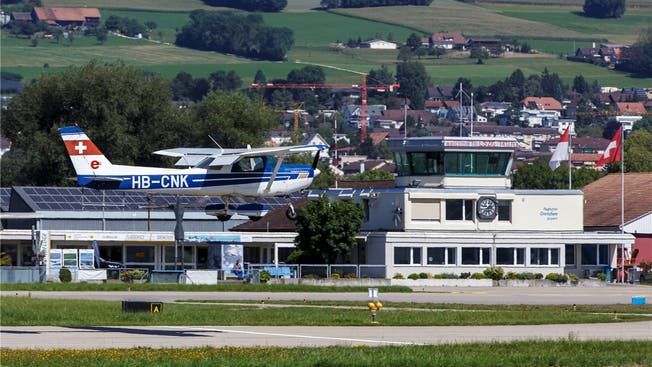 Die Solothurner Regierung fordert klare Rahmenbedingungen vom Bund, damit der Flughafen Grenchen seine Aufgaben für die fliegerische Ausbildung weiterhin übernehmen kann.