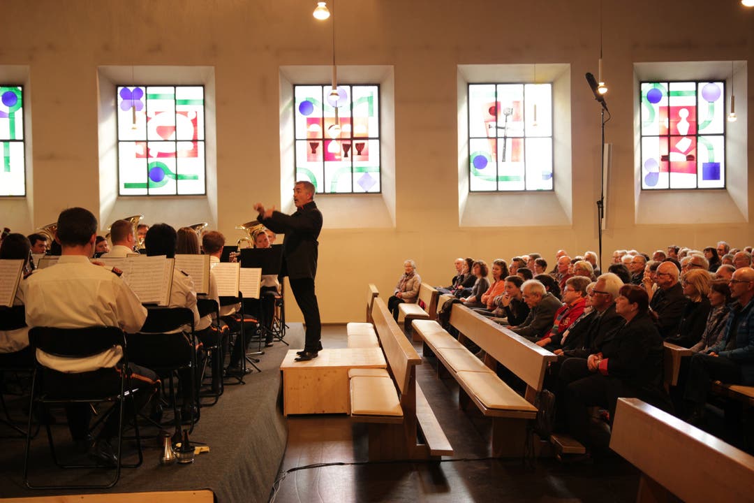Die Stadtmusik Klingnau unter der Leitung von Pascal Maillard bei einem Auftritt in der Stadtkirche.