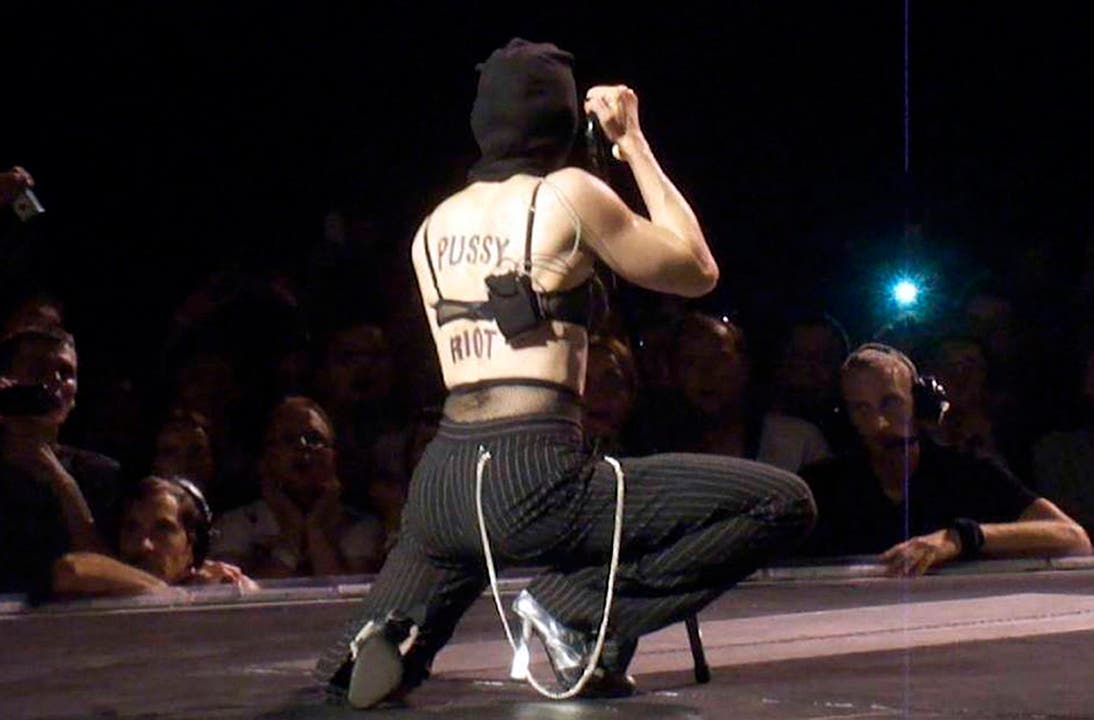 2012 tritt sie in Moskau mit der Aufschrift "Pussy Riot" auf dem Rücken auf. Sie sympathisiert mit den drei Feministinnen, die sich wegen eines "Punk-Gebetes" in einer Kirche vor der russischen Justiz verantworten müssen.