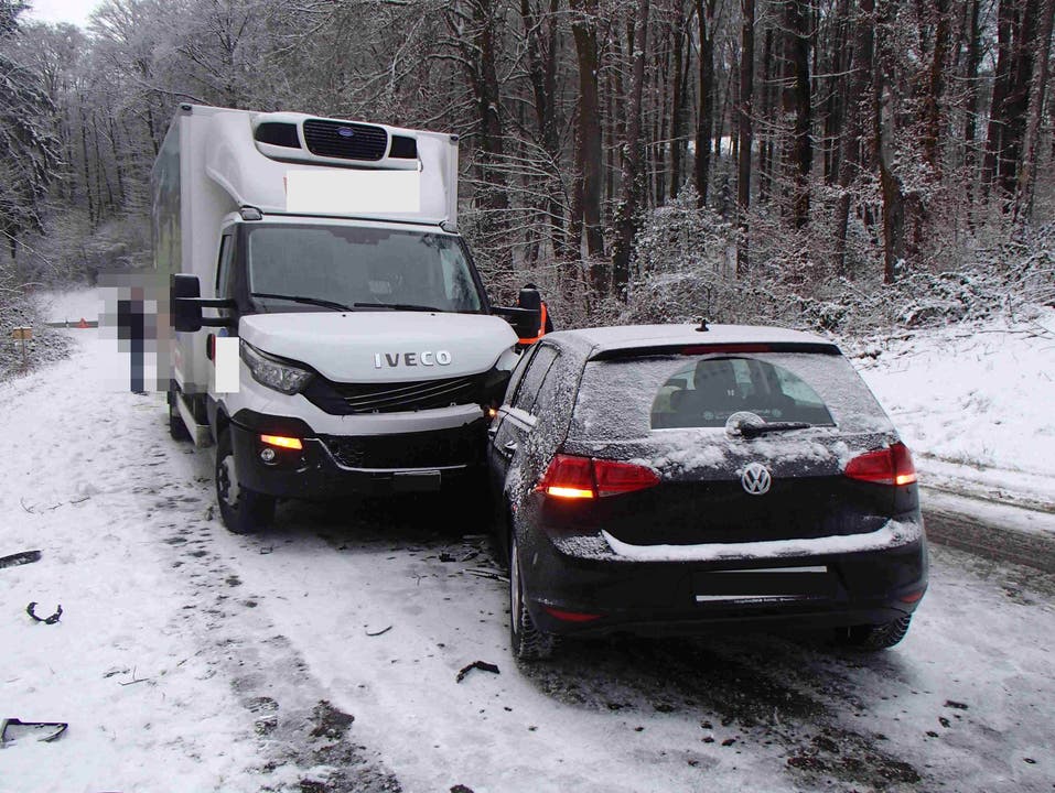 Full-Reuenthal AG, 31. Januar: Eine 23-jährige Italienerin kam mit ihrem VW ins Rutschen und kollidierte mit einem Lastwagen.